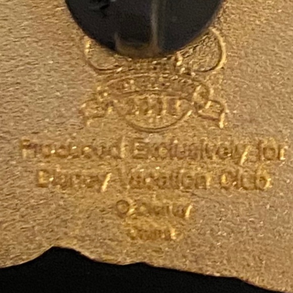 🌎 Disney Vacation Club Member Pin 2008 Mickey Travels Globe with Suitcase 🧳DVC - Picture 4 of 6